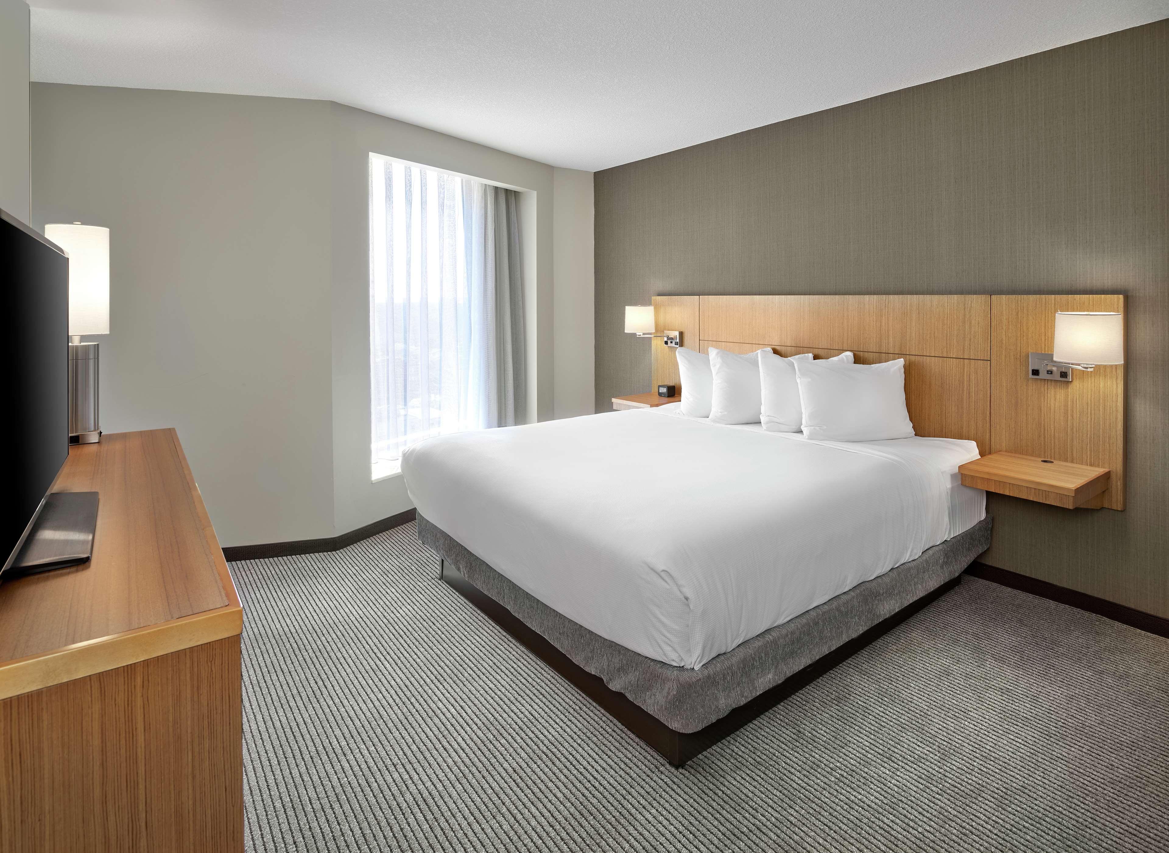 Готель Doubletree By Hilton Edmonton Downtown Екстер'єр фото
