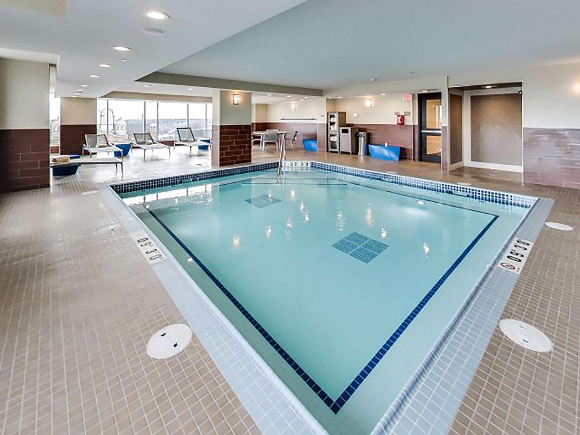 Готель Doubletree By Hilton Edmonton Downtown Екстер'єр фото