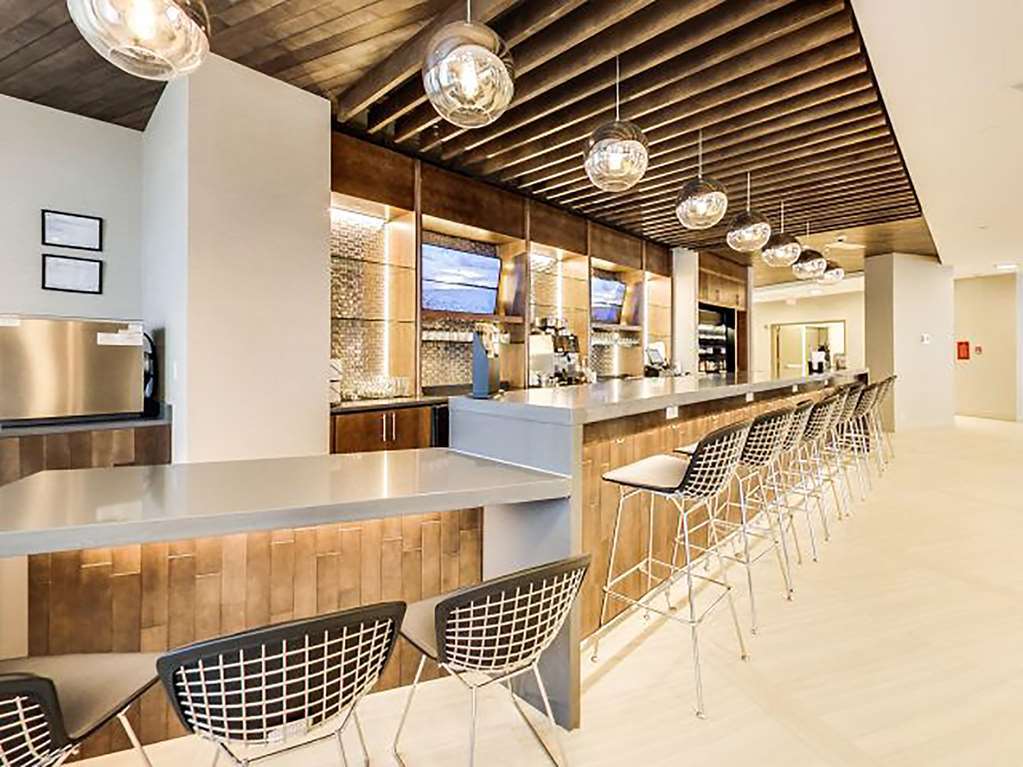 Готель Doubletree By Hilton Edmonton Downtown Ресторан фото